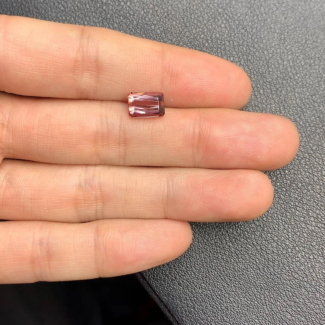 碧玺裸石未镶嵌2.35克拉