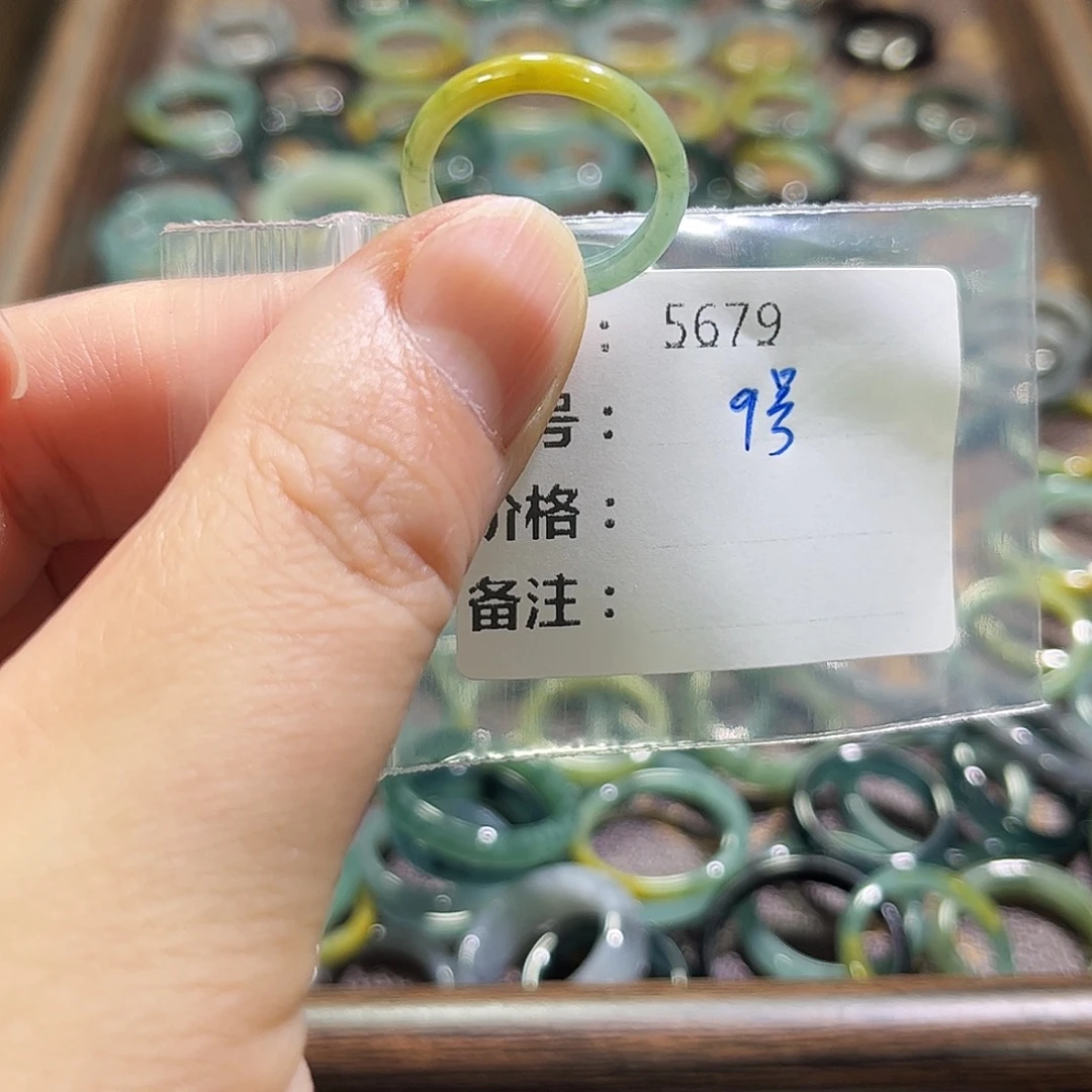 翡翠未镶嵌戒指5679。
