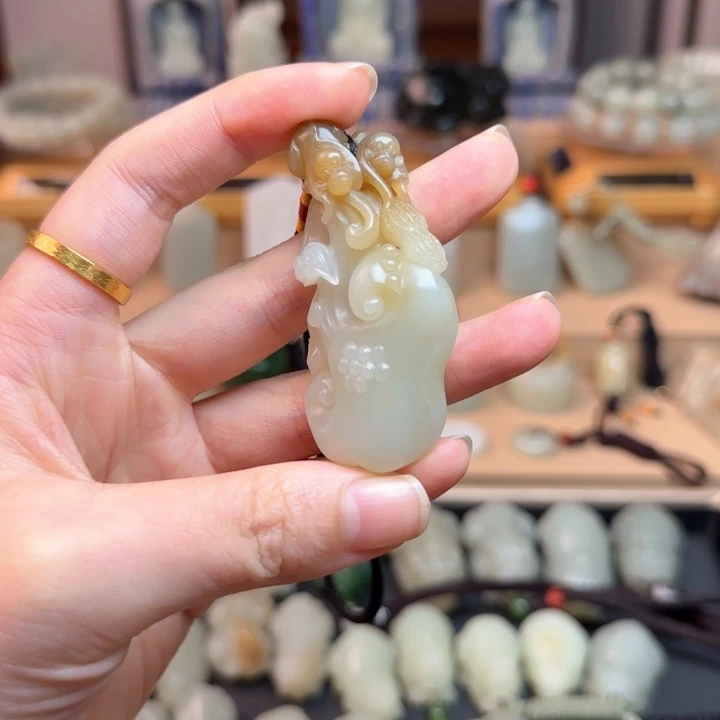 和田玉挂件未镶嵌37克且末金山糖白