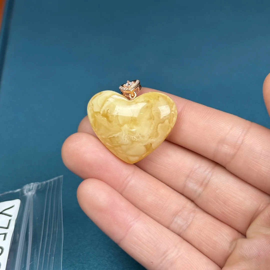 Y1053 天然俄料蜜蜡爱心吊坠 30*25*13mm 北京抖音基地发货