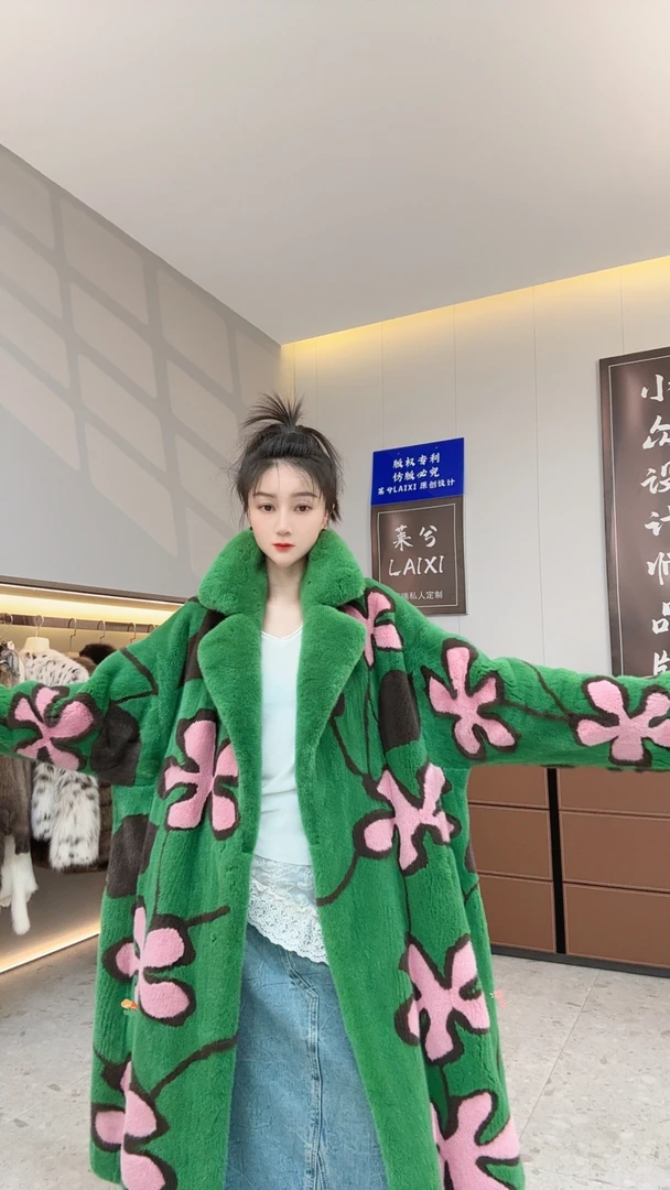 LAIXI/莱兮设计师重工撞色扣花时尚气质长款水貂外套  衣长105CM