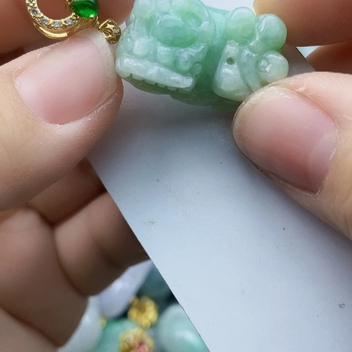 翡翠未镶嵌颈饰好