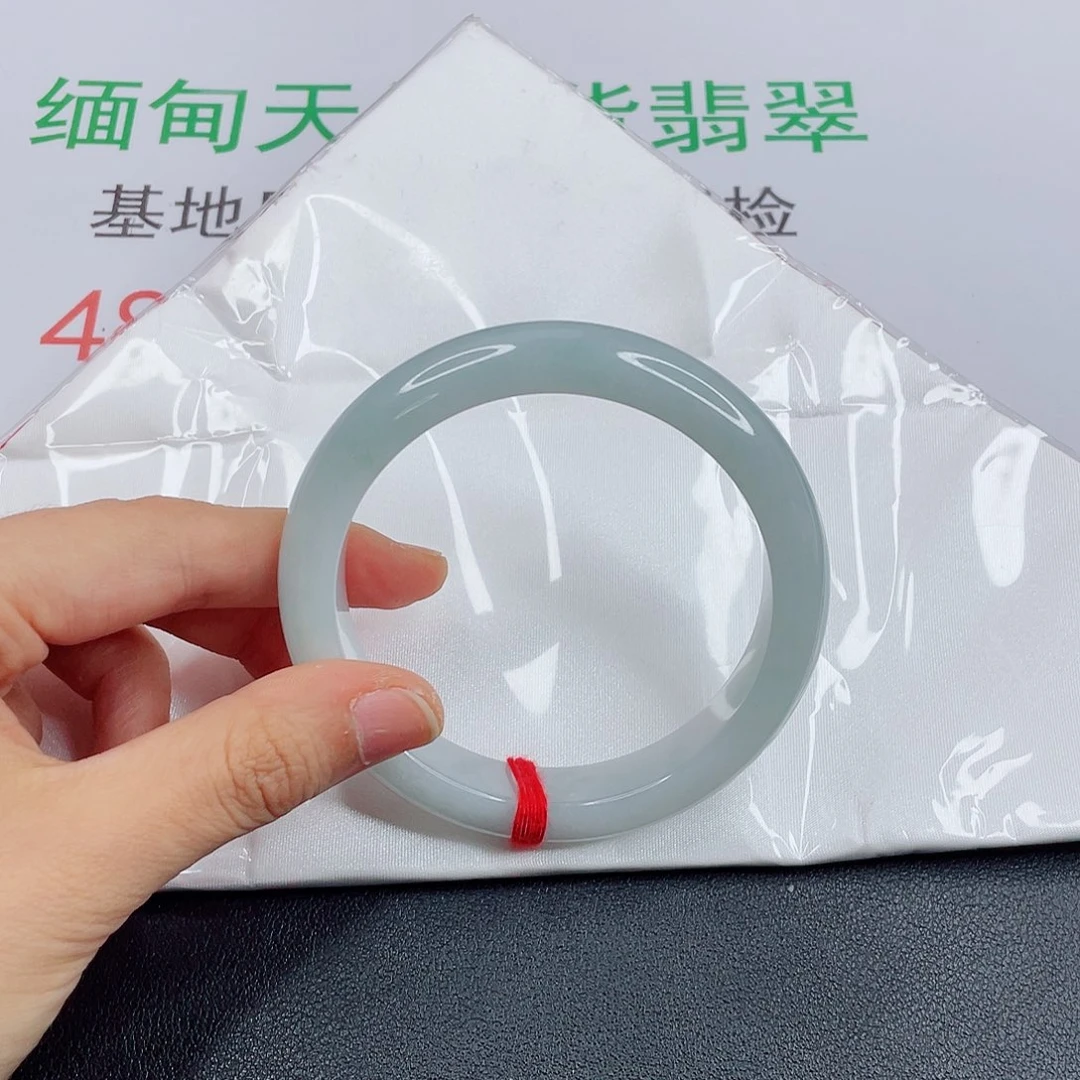翡翠手镯未镶嵌二**?