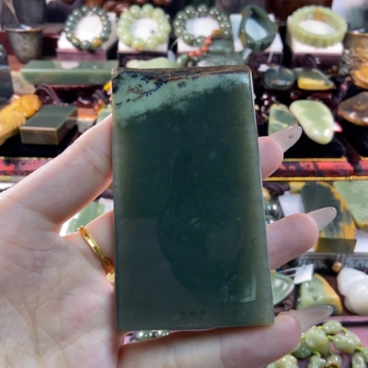 未镶嵌岫岩河磨玉（透闪石质玉）把件