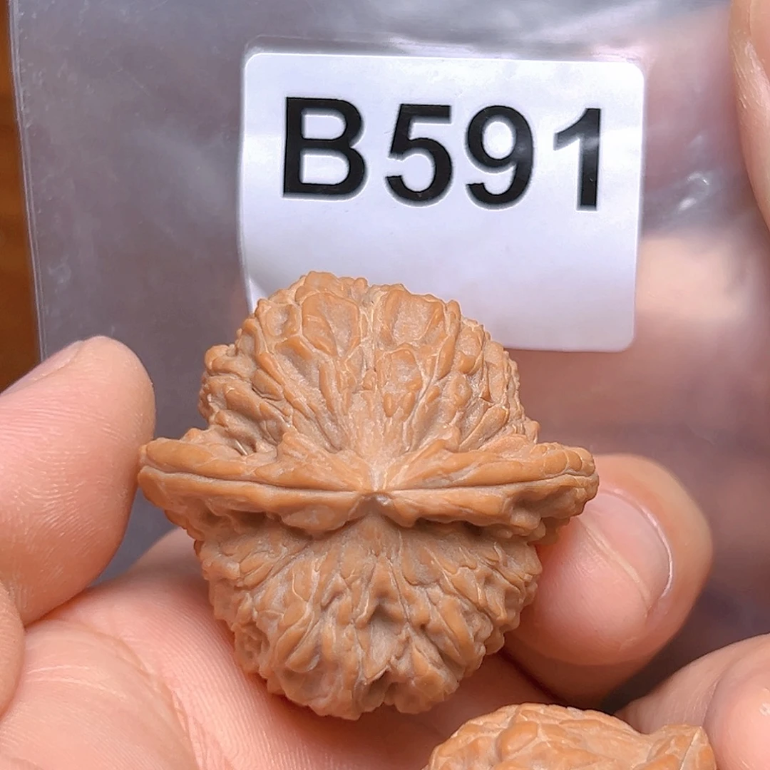 文玩核桃吊坠41白狮子