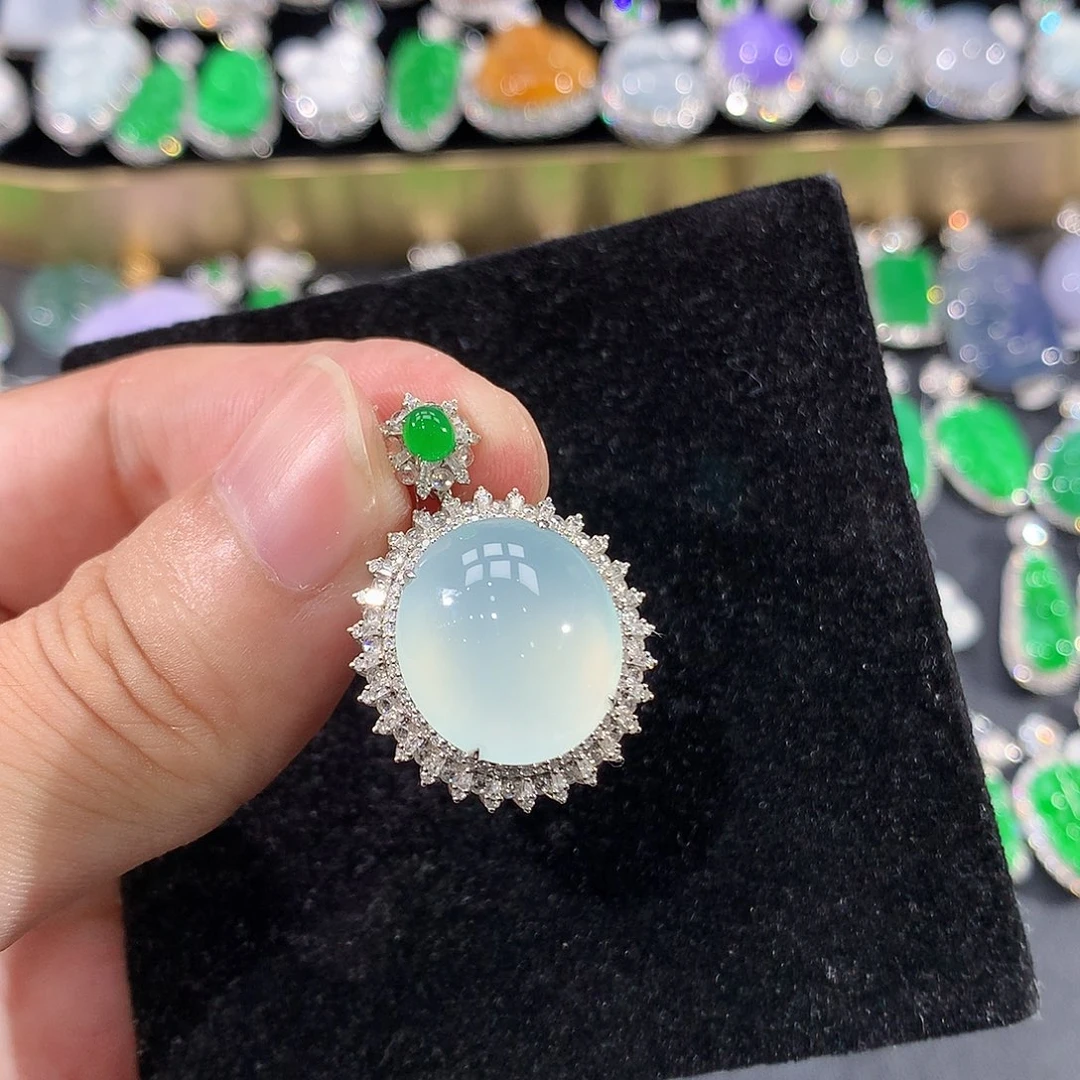 翡翠18K金镶嵌颈饰