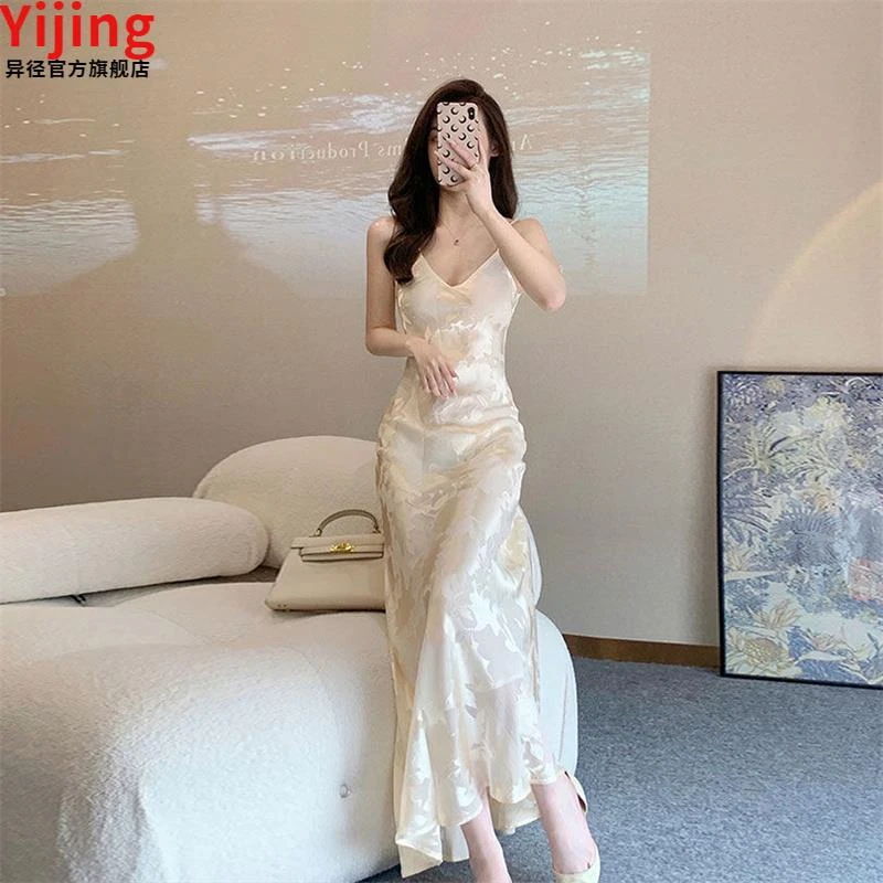 法式白色V领吊带连衣裙女2025夏季新款温柔风高级感名媛包臀长裙