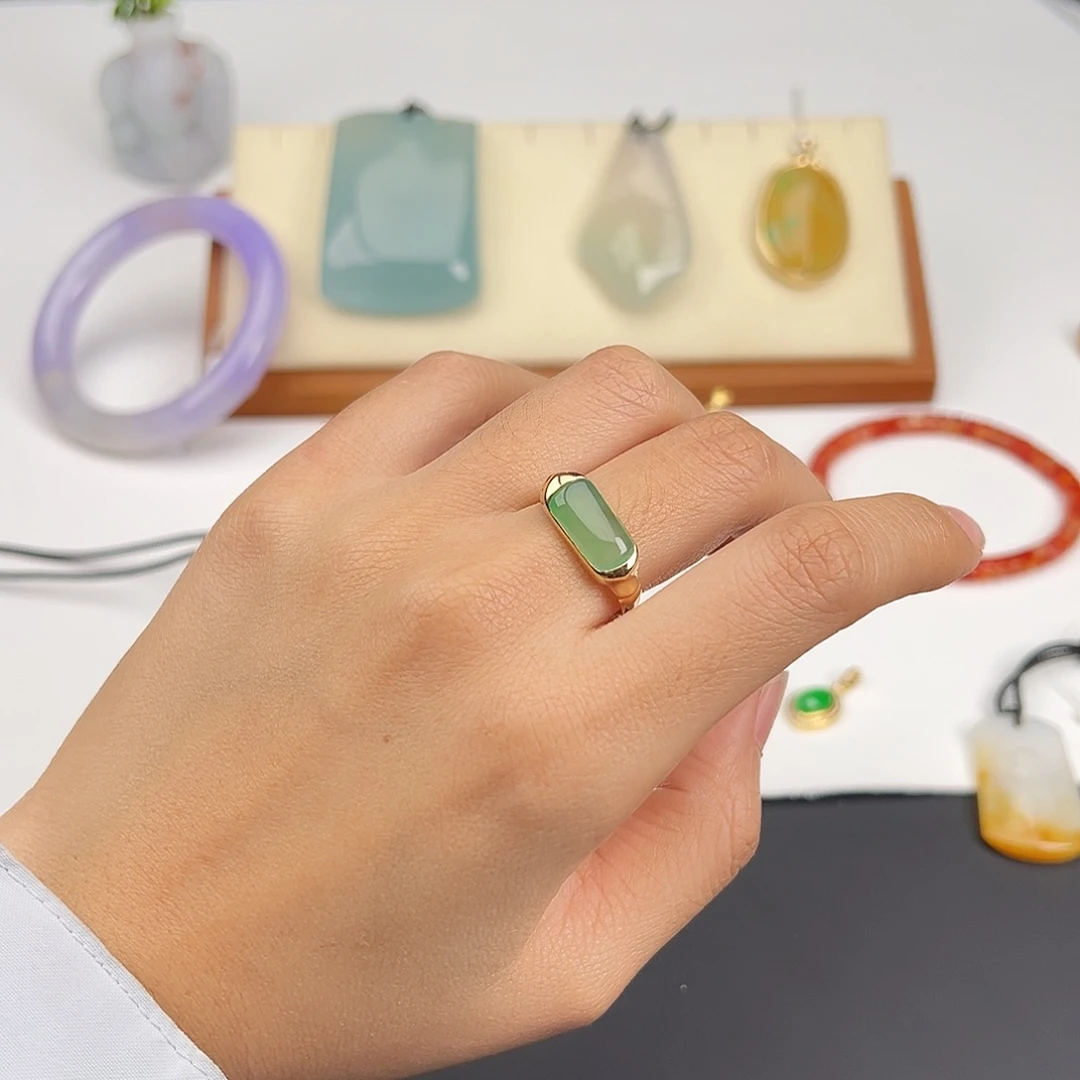 翡翠18K金镶嵌戒指