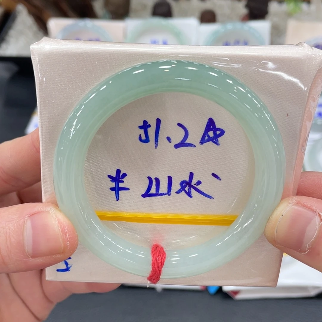 翡翠手镯未镶嵌翡翠