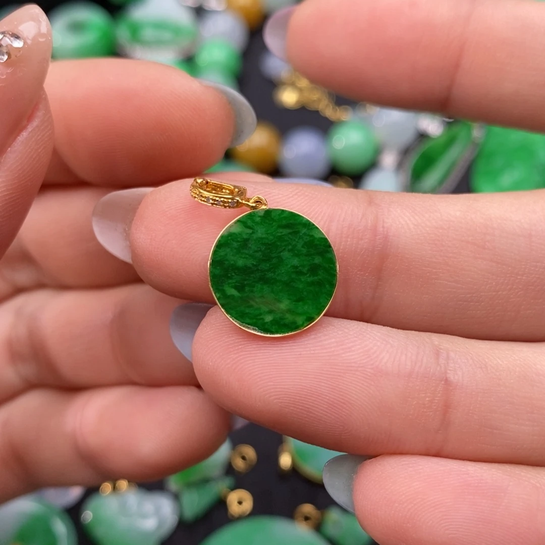 翡翠颈饰18K金镶嵌吃****人翡翠