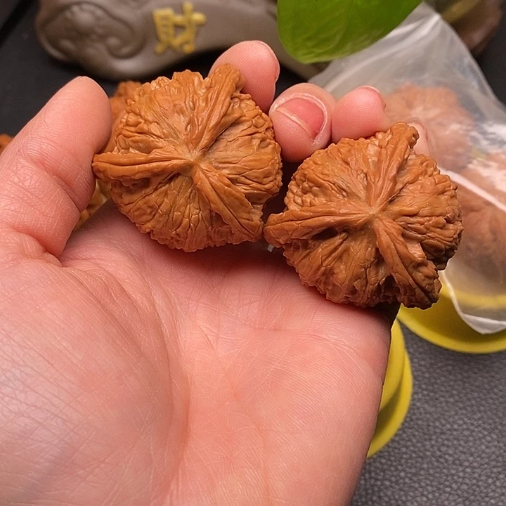 猪***头吊坠桃核三棱白狮子