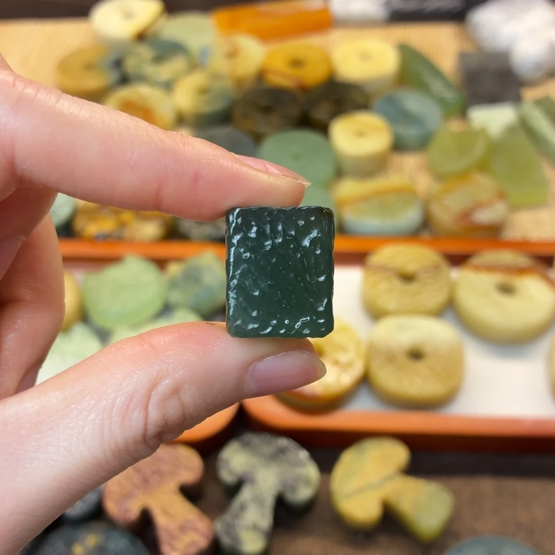 花****蛇纹石玉未镶嵌颈饰