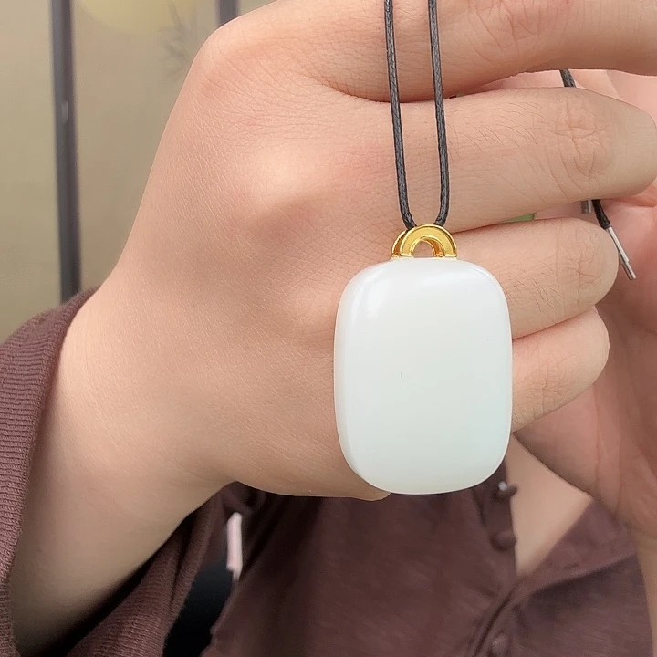 不***财颈饰18K金镶嵌和田玉