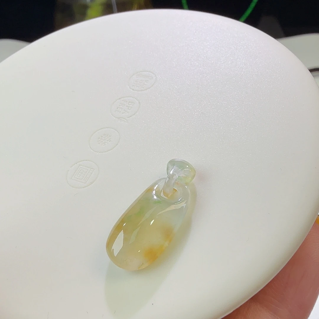 翡翠裸石特色黄加绿环环相扣