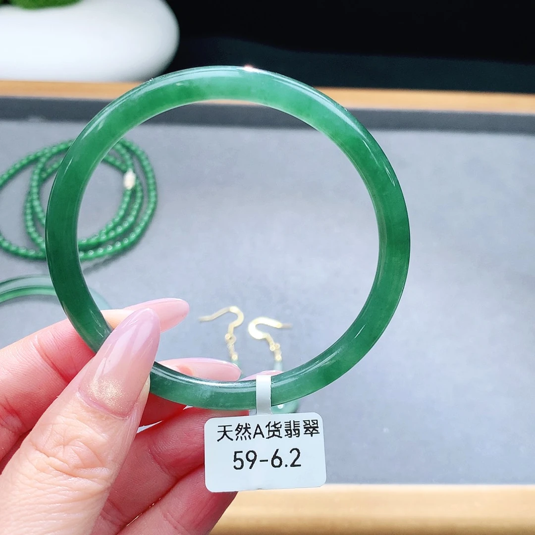 未镶嵌手镯（圆镯）翡翠