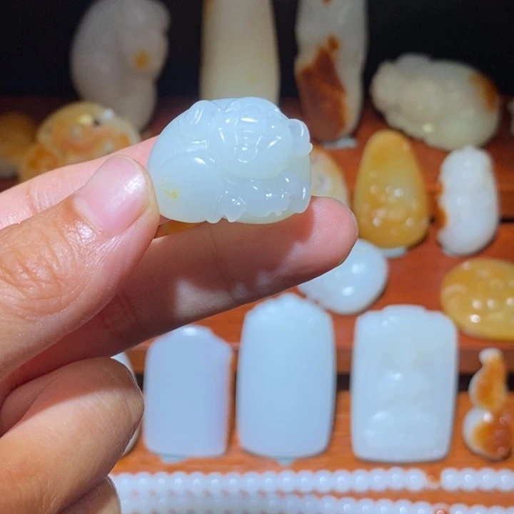 王***颈饰未镶嵌和田玉