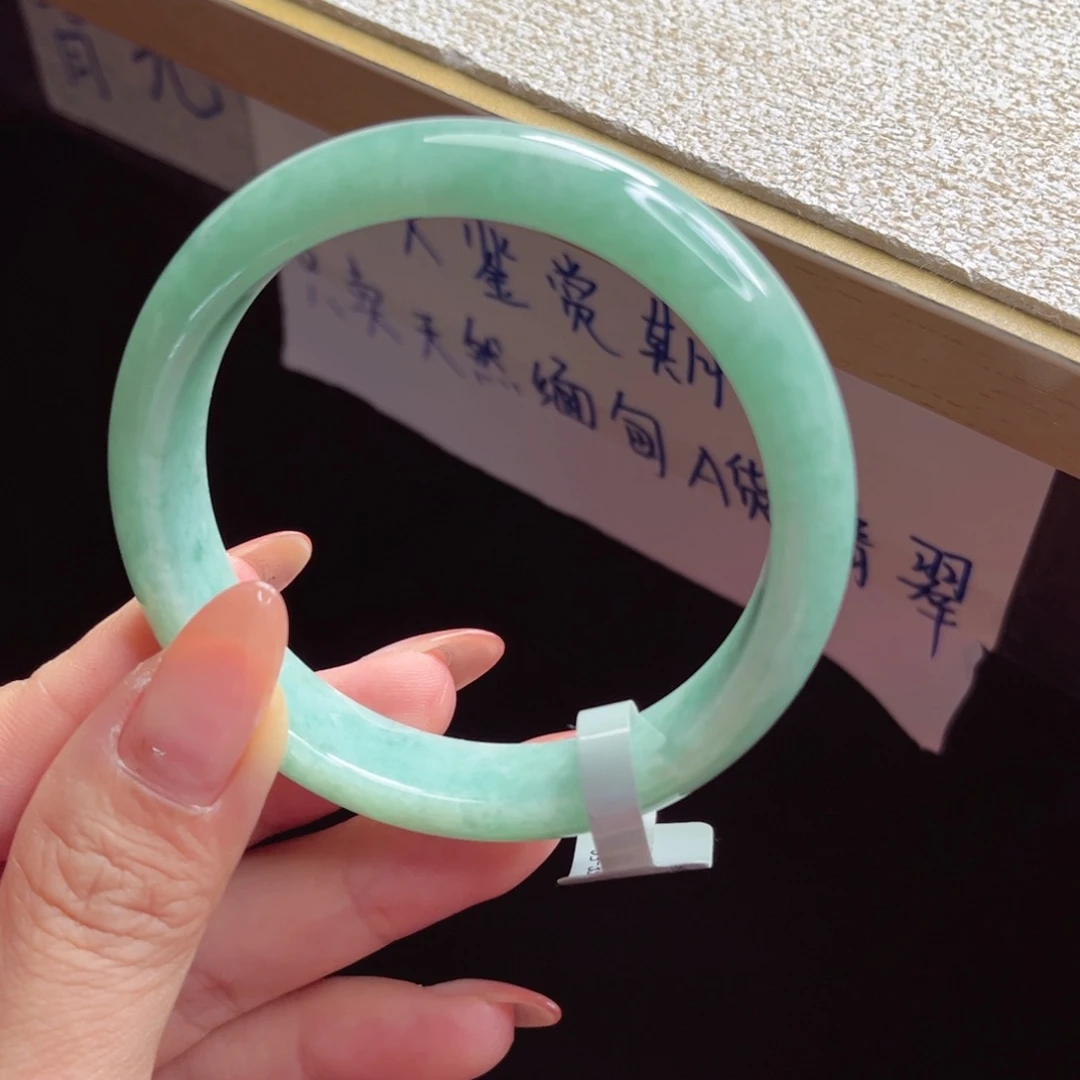 翡翠手镯未镶嵌手镯
