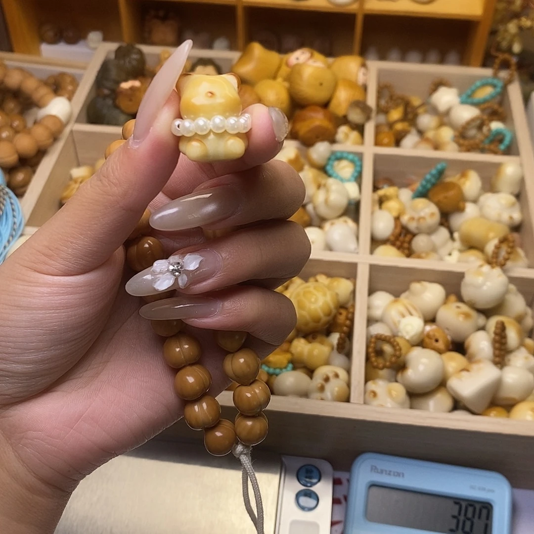 吊坠猴头核桃小熊加围脖