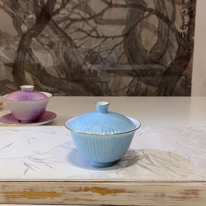 古帛扒花蓝色内青花两才盖碗