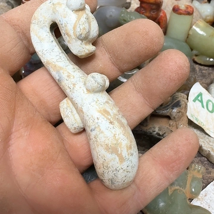 蛇纹石玉颈饰未镶嵌玉*