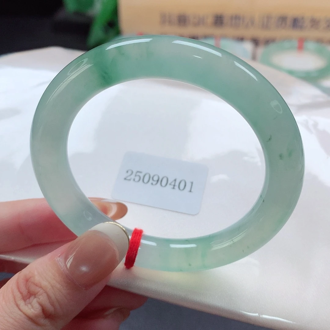 未镶嵌手镯（圆镯）翡翠天然a货翡翠