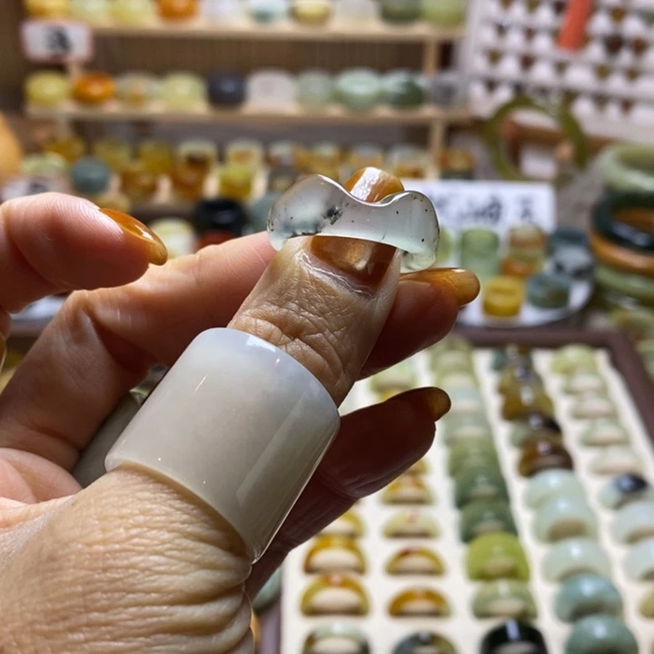岫玉未镶嵌戒圈岫玉精品指环内径 16 到 19 随机发一个