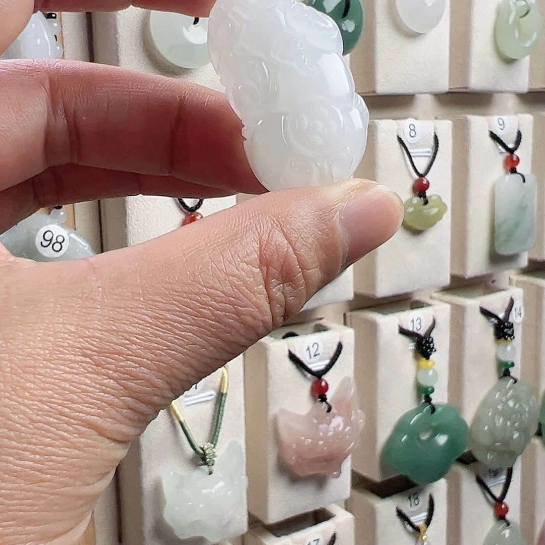 石英质玉（金丝玉）未镶嵌颈饰