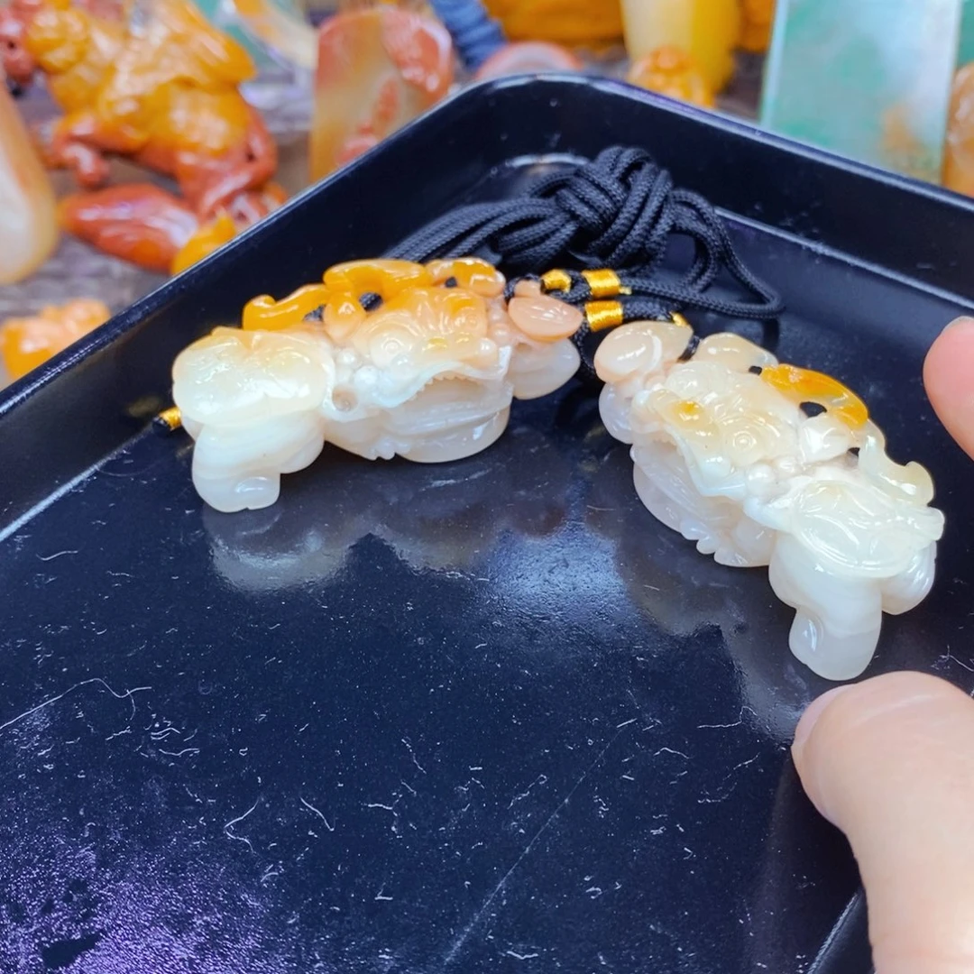 石英质玉（黄龙玉）未镶嵌颈饰