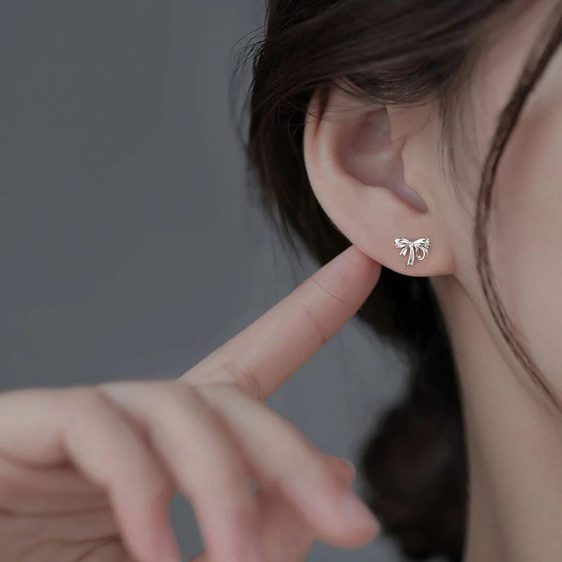 足银耳饰 S999银蝴蝶结丝带耳钉新款养耳洞耳骨钉甜美气质拧扣螺