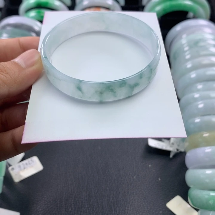 翡翠未镶嵌手镯公主