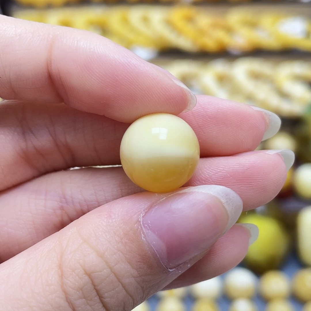 未镶嵌琥珀裸石13.7mm圆珠瑕疵