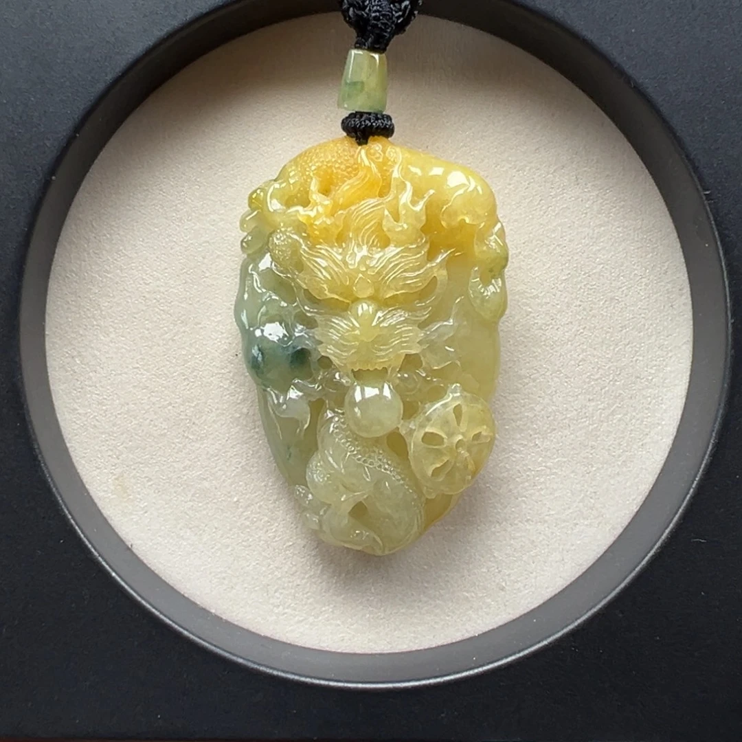 翡翠未镶嵌颈饰龙