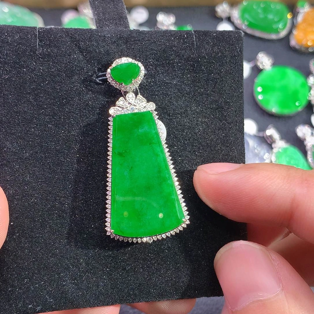 翡翠18K金镶嵌颈饰