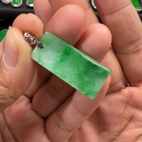 翡翠18K金镶嵌颈饰吊坠