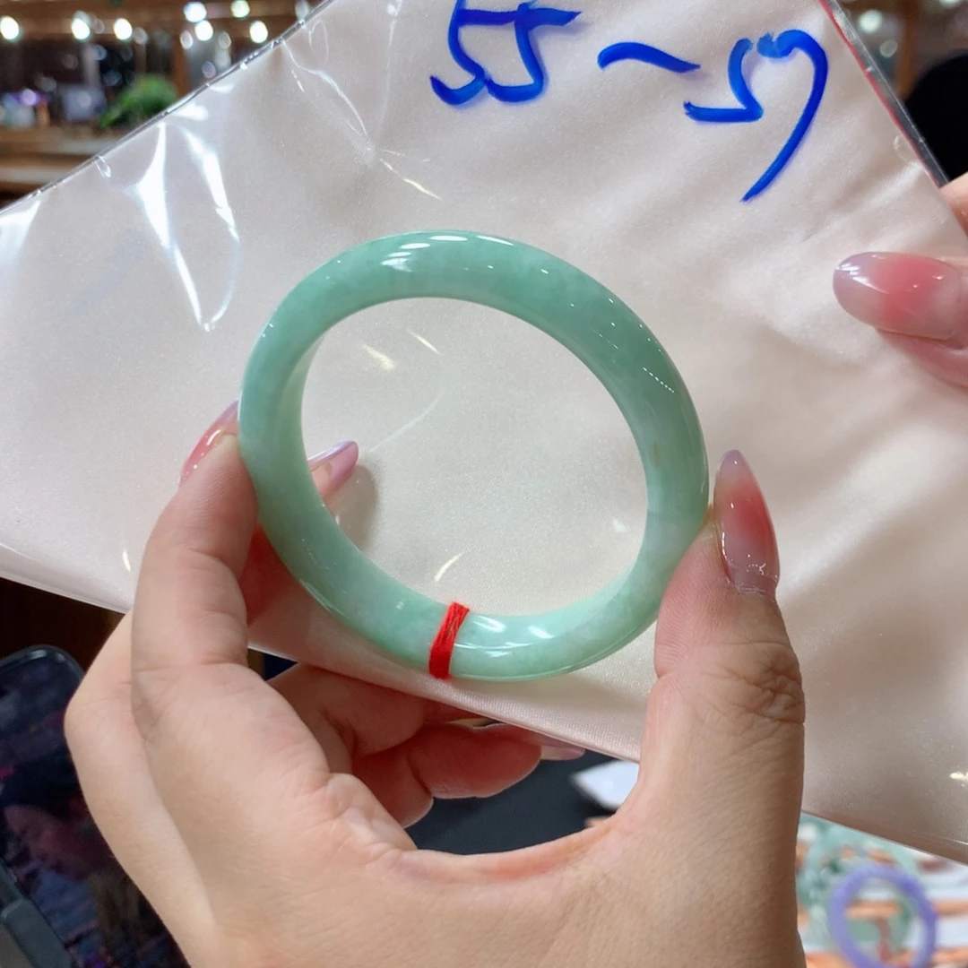 翡翠手镯未镶嵌翡翠