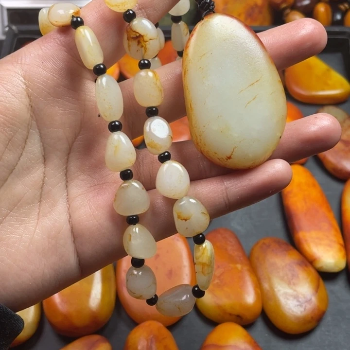 突***间和田玉未镶嵌颈饰