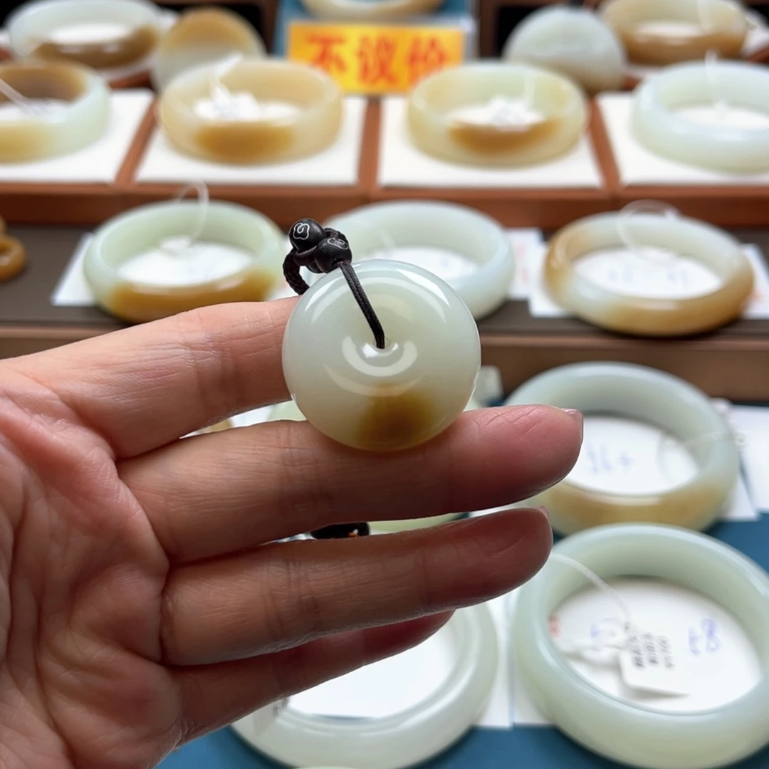 吊坠(赠链)未镶嵌和田玉