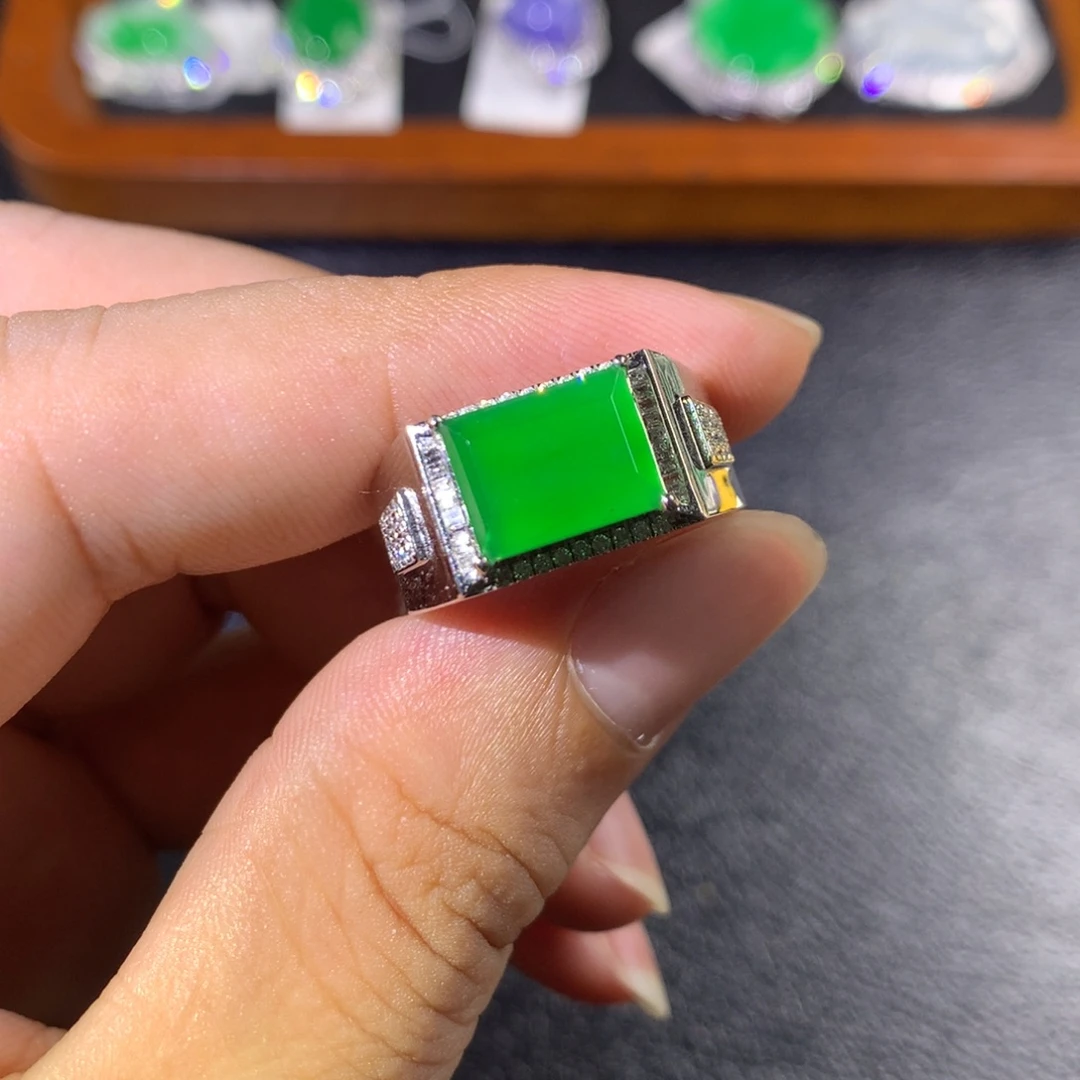 翡翠18K金镶嵌戒指翡翠