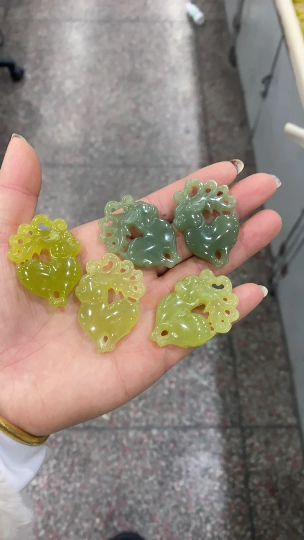 纯天然岫玉黄金玉精品挂件小鹿发其中之一