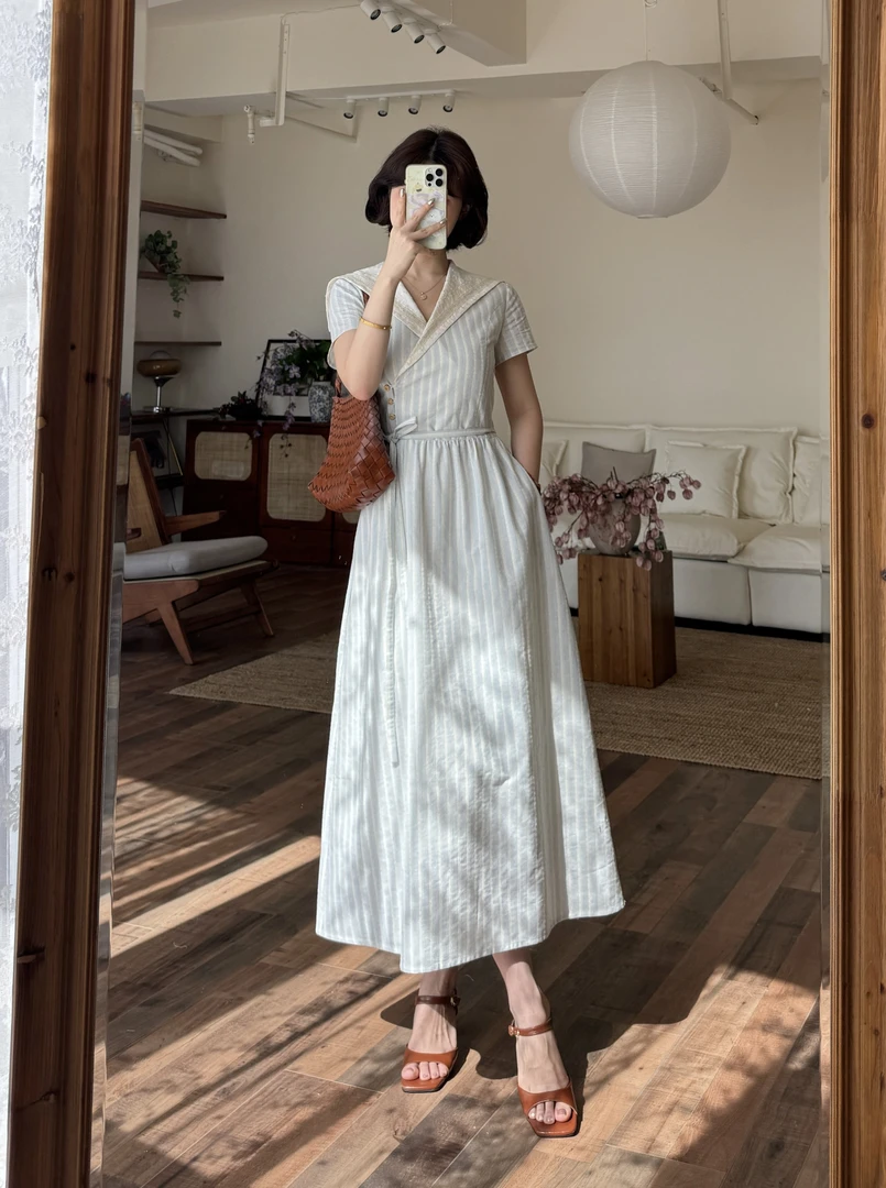蕾英俊-露华浓-夏季清新蓝白条纹刺绣海军领复古文艺连衣裙JF6456