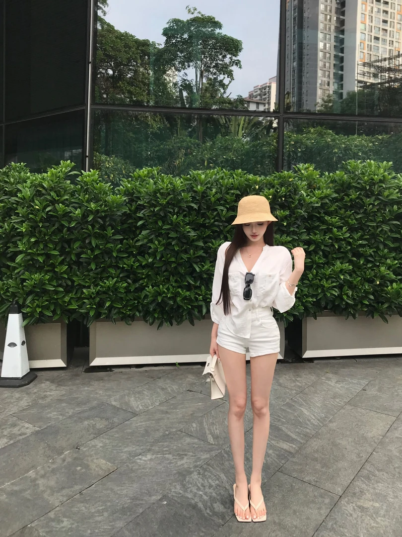 于思宇Yucii 白色修身短牛仔裤女夏季显瘦显腿长高腰短裤
