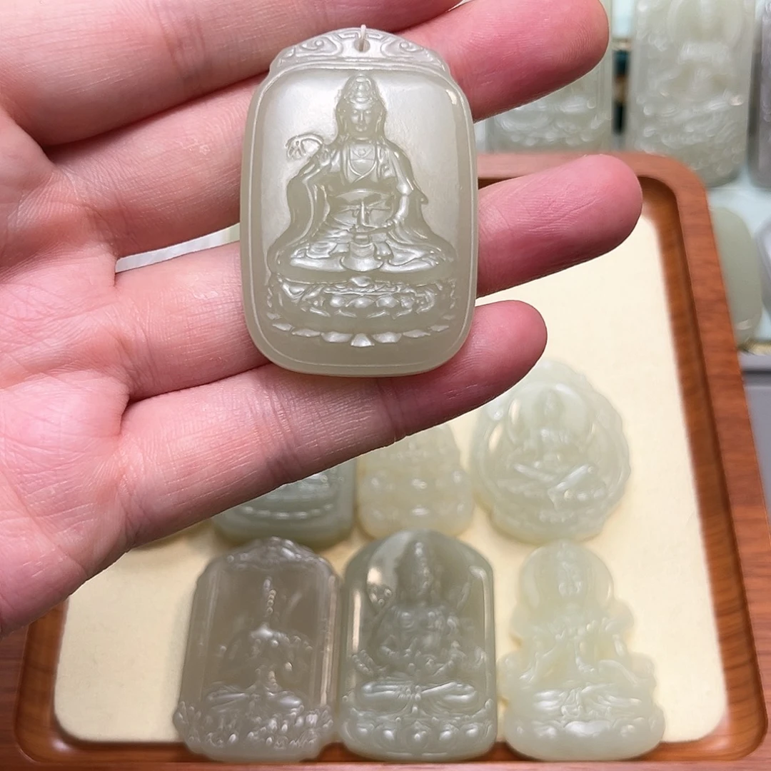 李***.和田玉未镶嵌颈饰