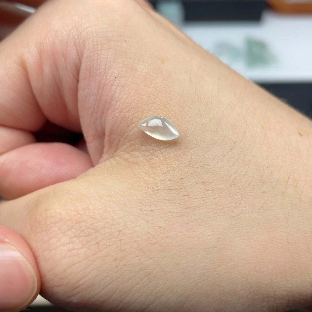 翡翠未镶嵌颈饰8.5/2.9冰种晴底随形