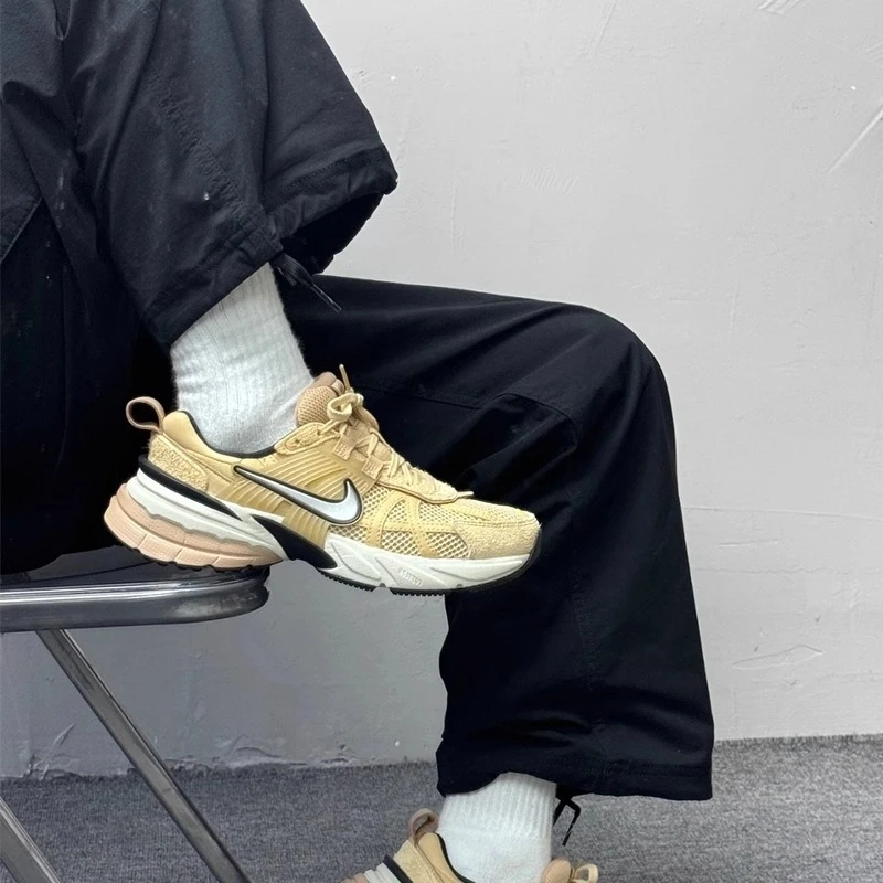 (断码孤品)NIKE/耐克 V2K男女同款低帮休闲跑步鞋FN6703-200-40.5