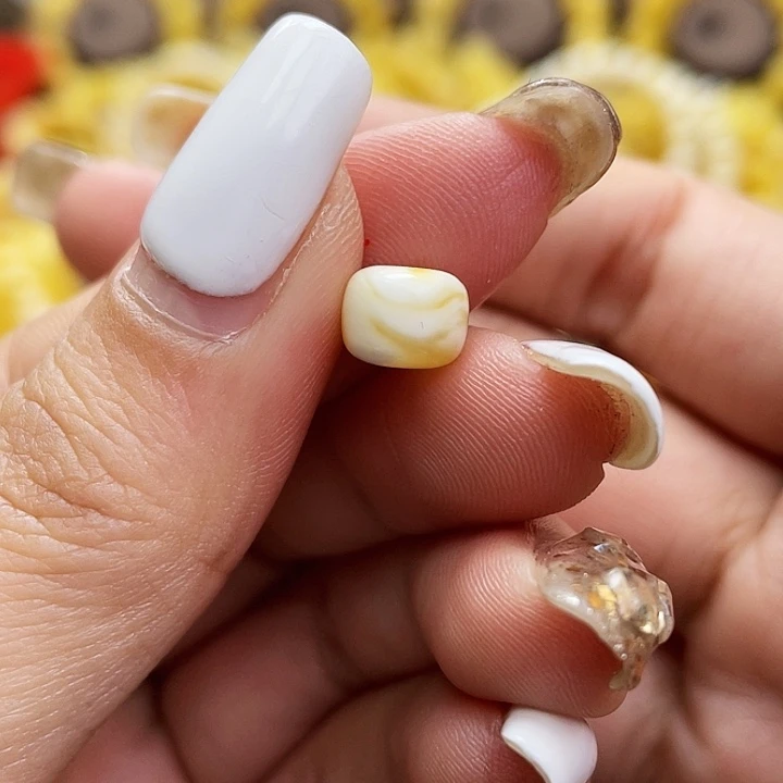 琥珀裸石未镶嵌老型尺寸8*6.2mm瑕疵