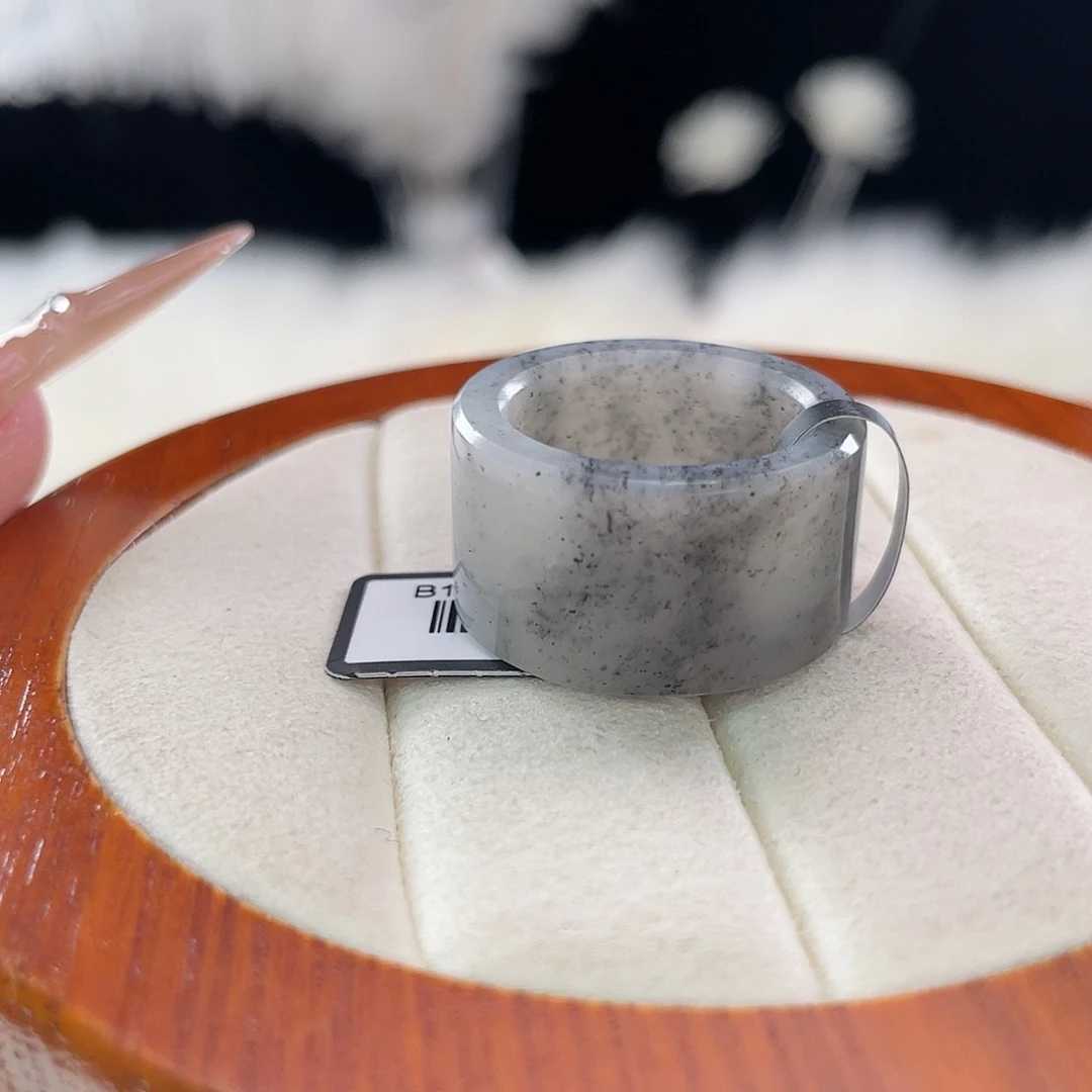 和田玉未镶嵌戒指l77。青花圆切。17.5。不退换