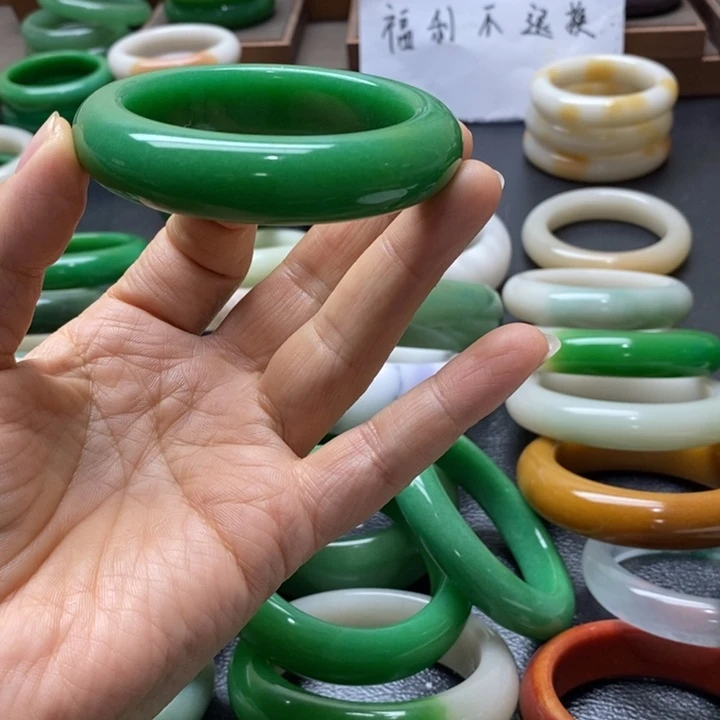 石英质玉手镯未镶嵌爆****）