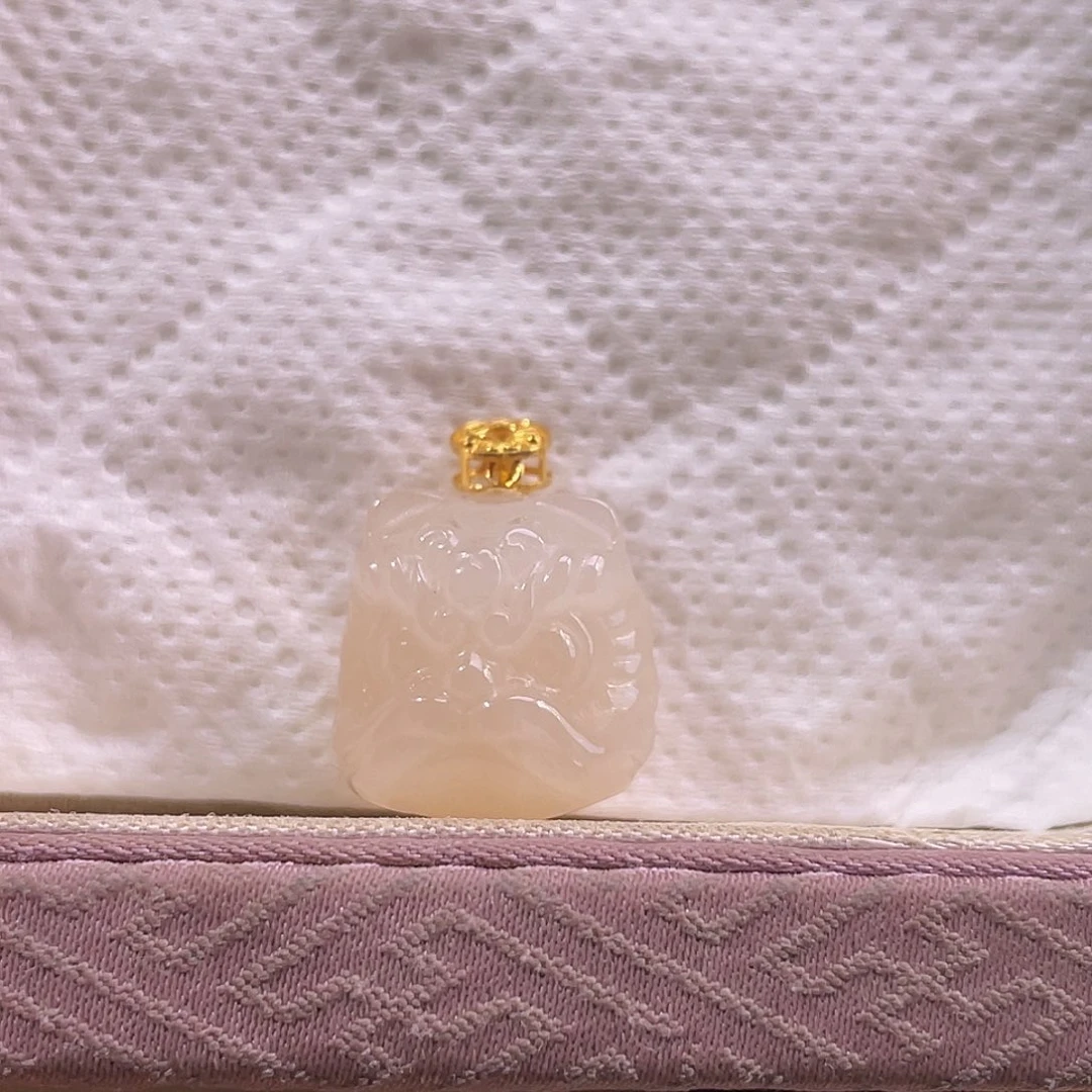 吊坠(不含链)18K金镶嵌和田玉藕粉醒狮