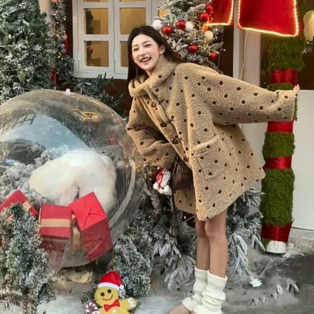 2025新款奶茶波点环保羊羔毛连帽皮毛一体外套女冬季上衣宽松慵懒