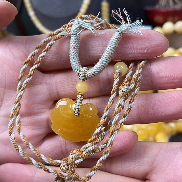 裸石琥珀未镶嵌如意锁